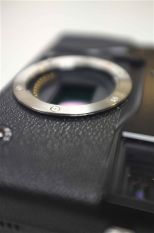 Fuji-mirrorless-front1.jpeg
